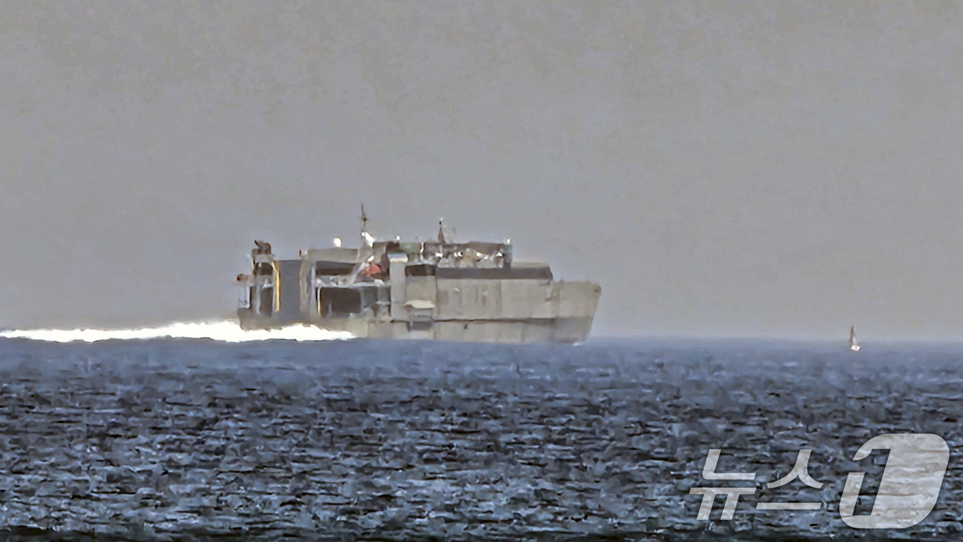 (포항=뉴스1) 최창호 기자 = 21일 미 해군의 스피어 헤드급 원정 고속 수송함으로 추정되는 수송선이 경북 포항시 앞 바다에서 고속으로 항해하고 있다.이 배는 워터제트 추진 방식 …