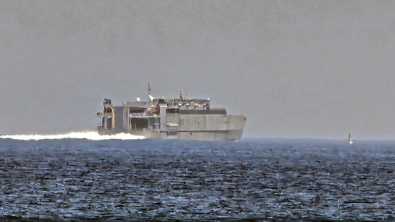 전속 항해 중인 미 해군 초고속 원정 수송선