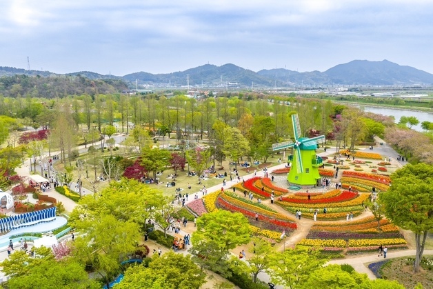 올해 순천만국가정원 관람객 100만명 넘어서…지역경제 '활짝'
