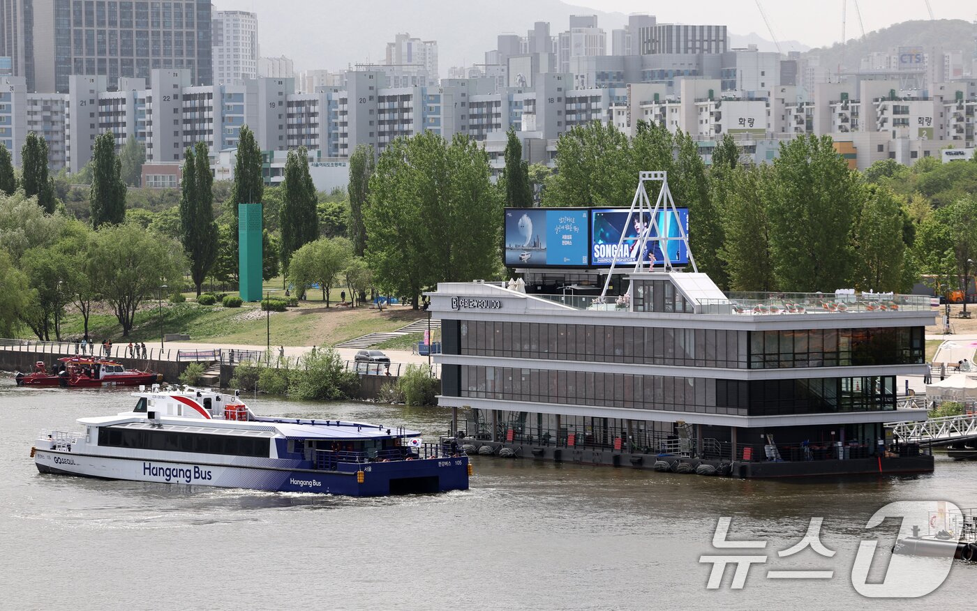 본문 이미지 -  서울 여의도 선착장에 정박하는 한강버스의 모습. 2026.4.21 ⓒ 뉴스1 최지환 기자