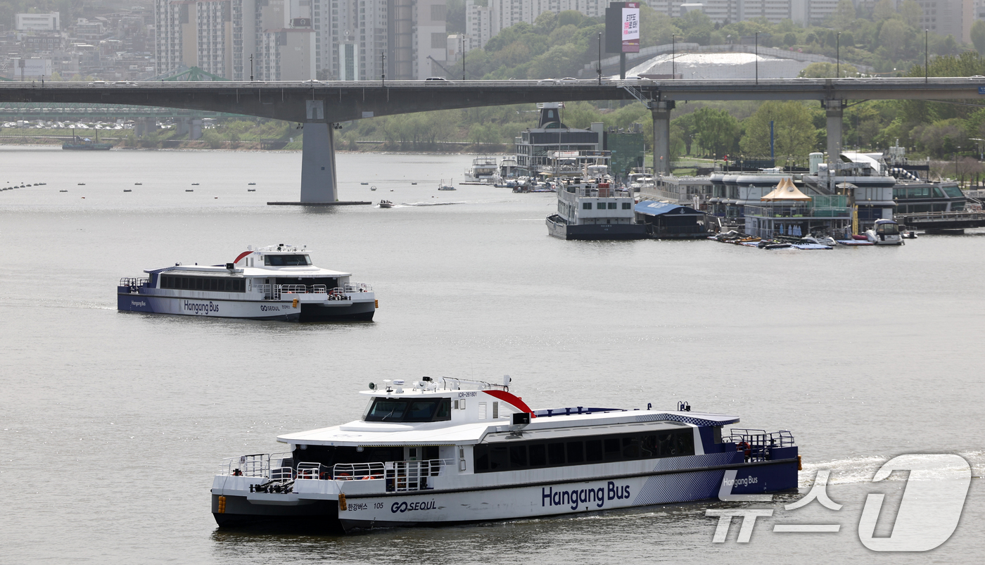 (서울=뉴스1) 최지환 기자 = 서울시의회 환경수자원위원회는 21일 오전 서울시가 제출한 한강버스 운영사업 업무협약 변경 동의안을 부결시켰다. 서울시가 제출한 한강버스 운영사업 업 …