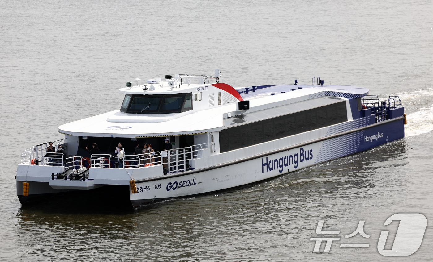 (서울=뉴스1) 최지환 기자 = 서울시의회 환경수자원위원회는 21일 오전 서울시가 제출한 한강버스 운영사업 업무협약 변경 동의안을 부결시켰다. 서울시가 제출한 한강버스 운영사업 업 …