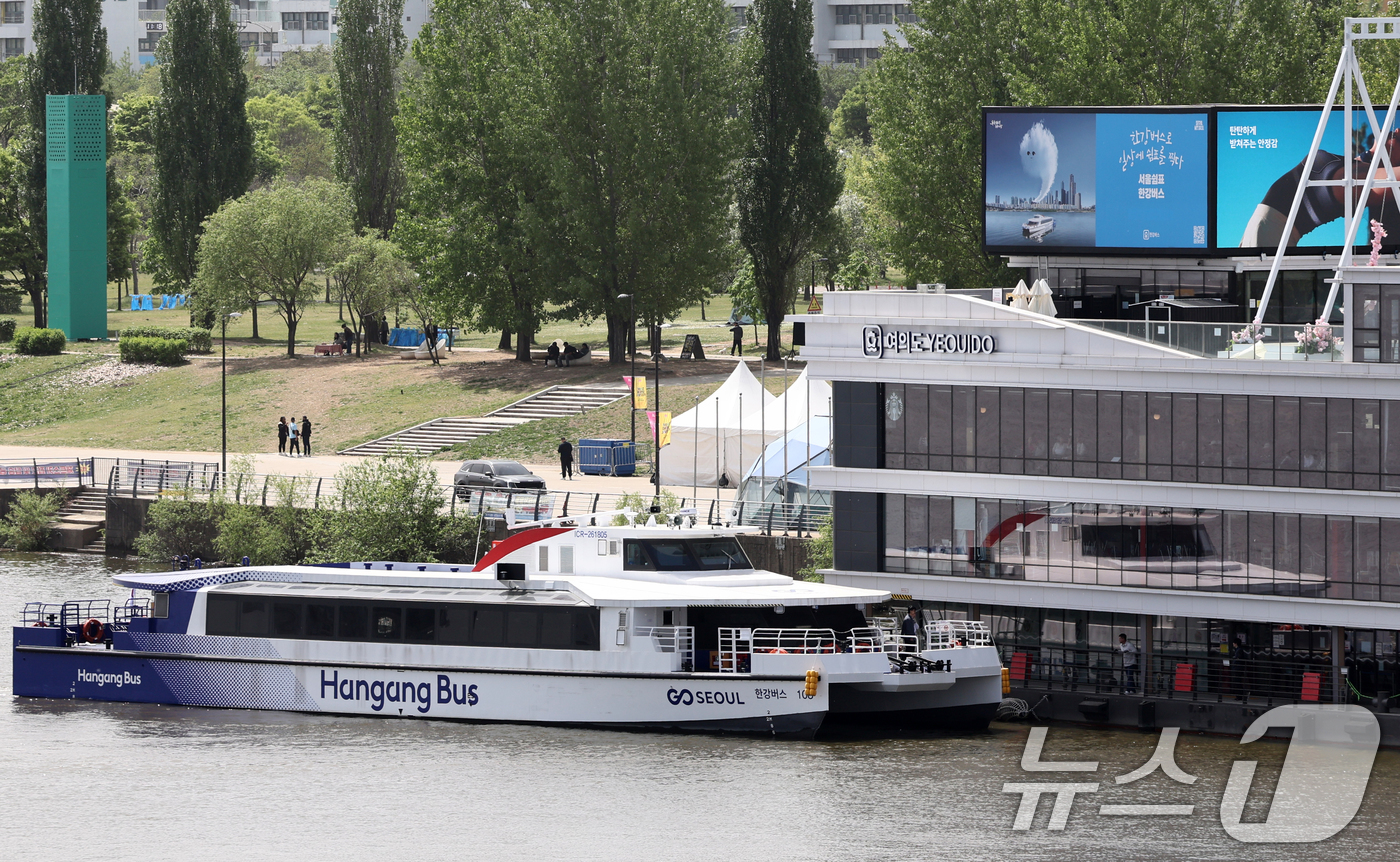 (서울=뉴스1) 최지환 기자 = 서울시의회 환경수자원위원회는 21일 오전 서울시가 제출한 한강버스 운영사업 업무협약 변경 동의안을 부결시켰다. 서울시가 제출한 한강버스 운영사업 업 …