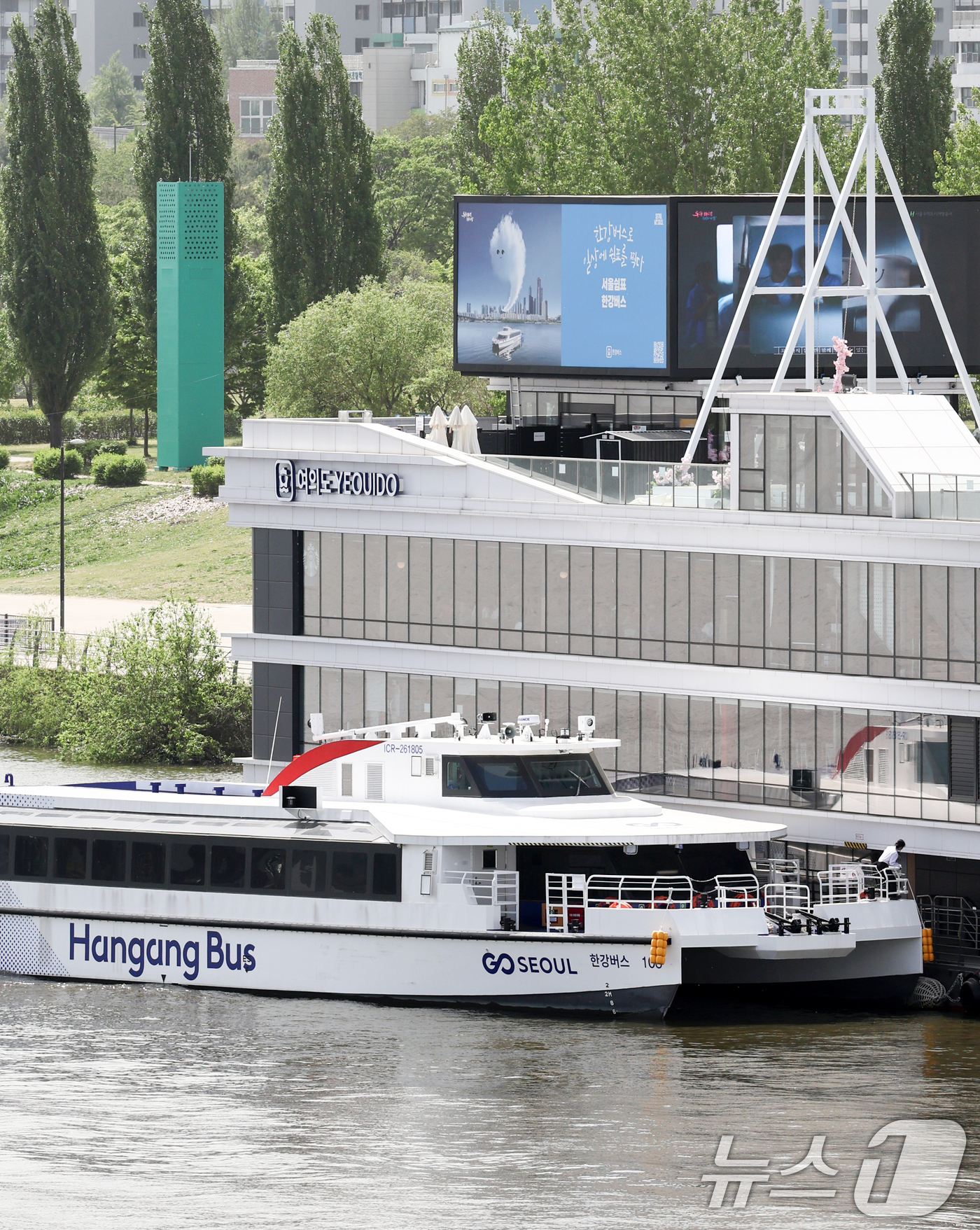 (서울=뉴스1) 최지환 기자 = 서울시의회 환경수자원위원회는 21일 오전 서울시가 제출한 한강버스 운영사업 업무협약 변경 동의안을 부결시켰다. 서울시가 제출한 한강버스 운영사업 업 …