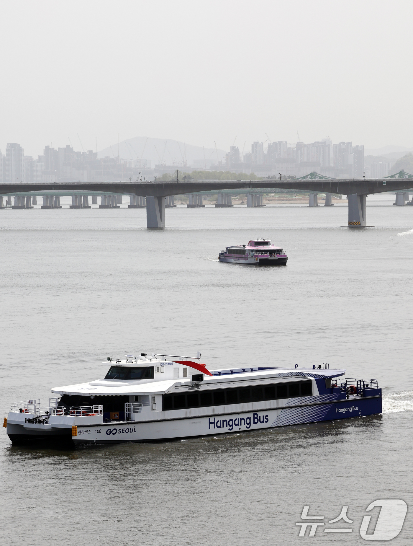 (서울=뉴스1) 최지환 기자 = 서울시의회 환경수자원위원회는 21일 오전 서울시가 제출한 한강버스 운영사업 업무협약 변경 동의안을 부결시켰다. 서울시가 제출한 한강버스 운영사업 업 …