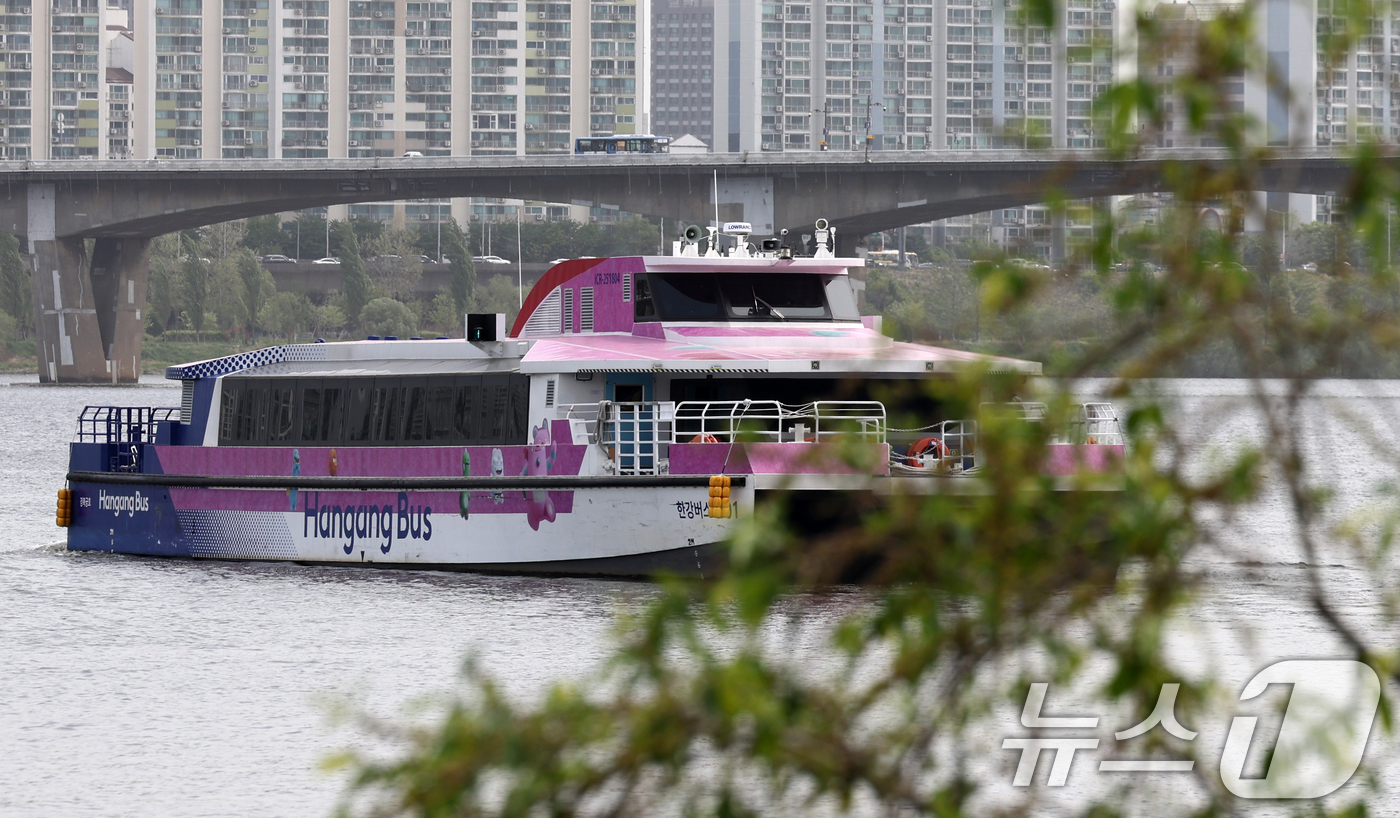 (서울=뉴스1) 최지환 기자 = 서울시의회 환경수자원위원회는 21일 오전 서울시가 제출한 한강버스 운영사업 업무협약 변경 동의안을 부결시켰다. 서울시가 제출한 한강버스 운영사업 업 …