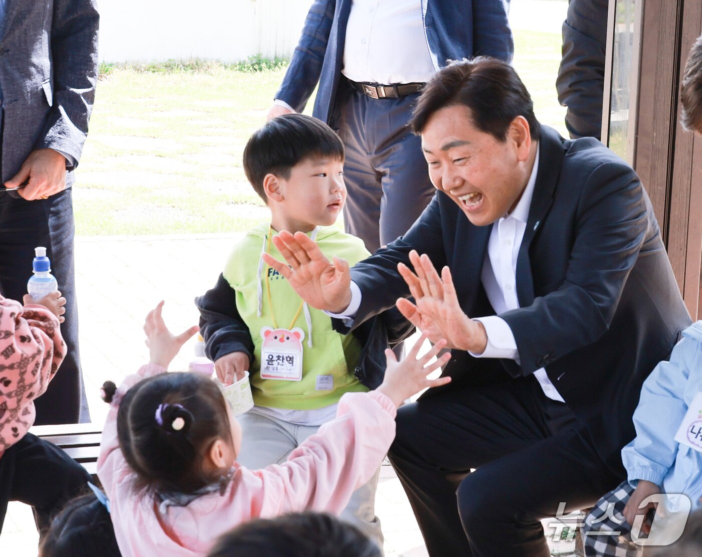 본문 이미지 - 21일 정읍시 기적의 놀이터를 방문한 김관영 전북지사가 한 아이와 손벽을 마주치고 있다.(전북도 제공. 재판매 및 DB금지)/뉴스1