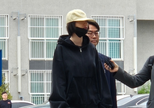 강도 자택 피해 입은 나나, 재판 증인 출석