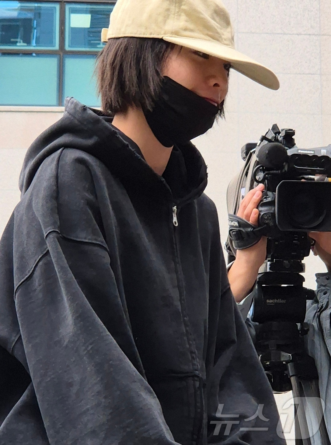 (남양주=뉴스1) 양희문 기자 = 애프터스쿨 출신 가수이자 배우인 나나(35)가 21일 경기 의정부지방법원 남양주지원에 증인으로 출석하고 있다. 나나는 지난해 11월 15일 구리시 …