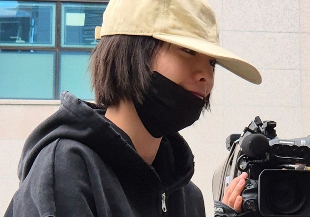 '흉기 강도 피해' 나나 증인 출석…"걱정 마세요, 사실만 말할 것"