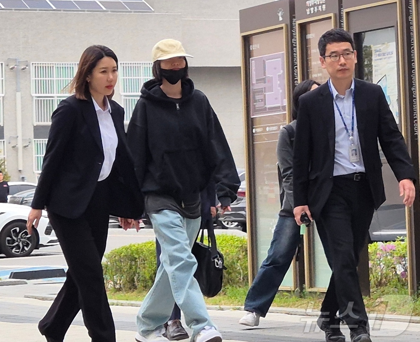 (남양주=뉴스1) 양희문 기자 = 애프터스쿨 출신 가수이자 배우인 나나(35)가 21일 경기 의정부지방법원 남양주지원에 증인으로 출석하고 있다. 나나는 지난해 11월 15일 구리시 …