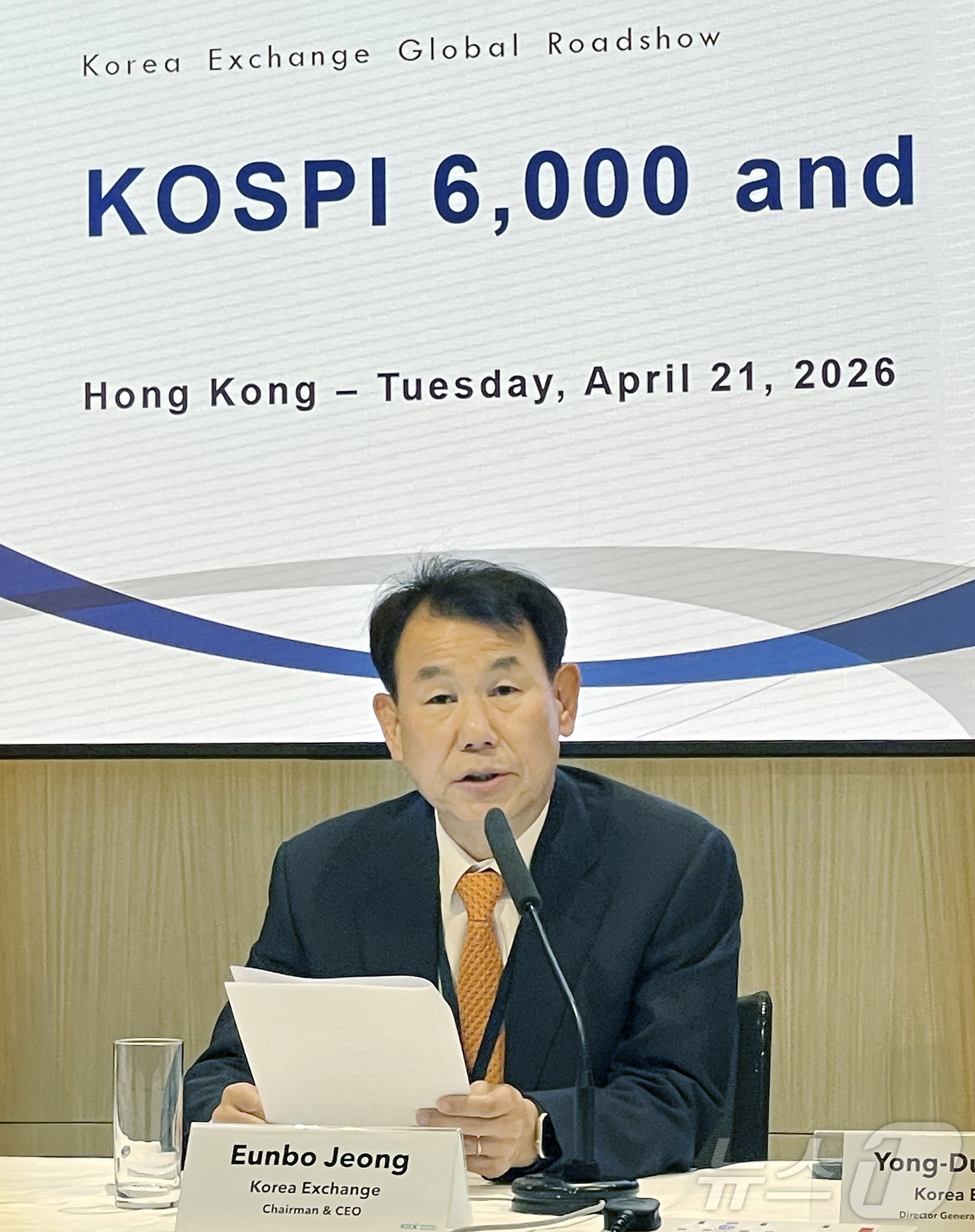 (서울=뉴스1) = 정은보 한국거래소 이사장이 21일(현지시간) 홍콩 모간스탠리 아태지역 본사에서 열린 코스피 6000시대 도약을 위한 홍콩 글로벌 로드쇼 행사에서 한국 자본시장에 …