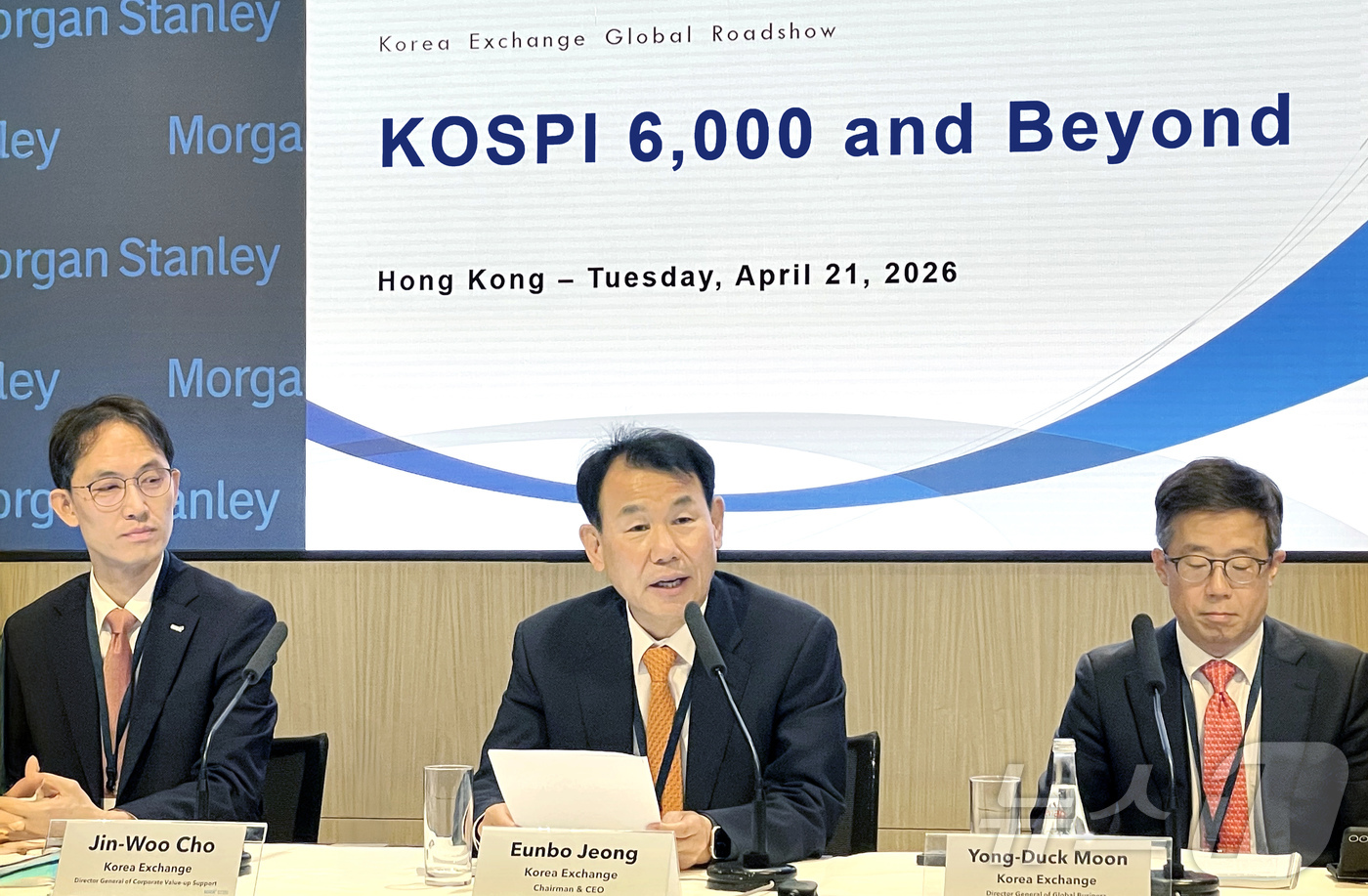 (서울=뉴스1) = 정은보 한국거래소 이사장이 21일(현지시간) 홍콩 모간스탠리 아태지역 본사에서 열린 코스피 6000시대 도약을 위한 홍콩 글로벌 로드쇼 행사에서 한국 자본시장에 …