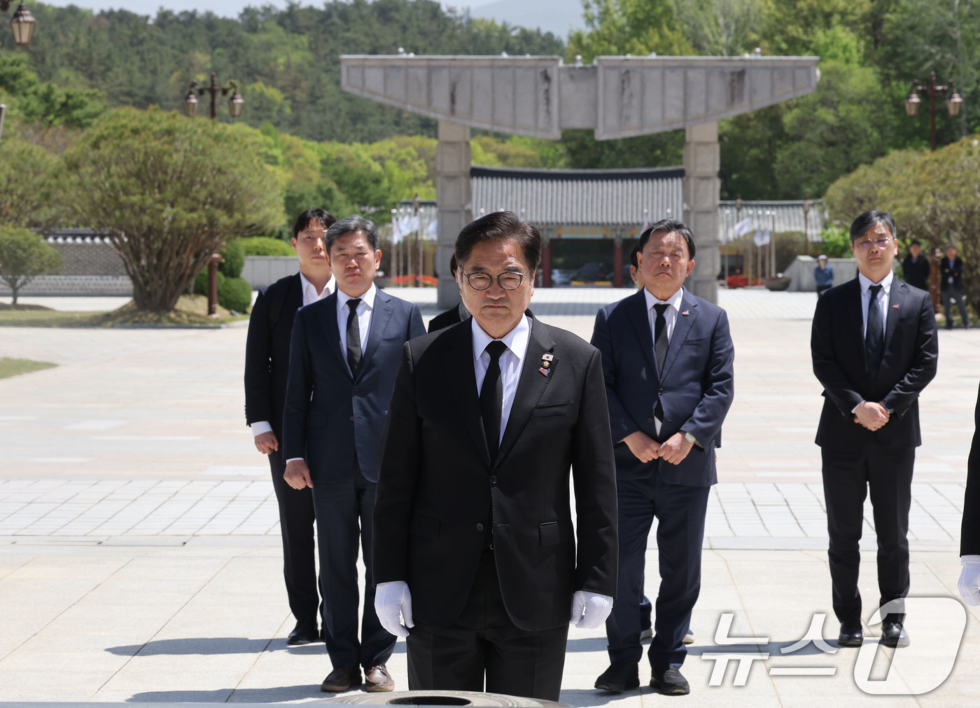 (광주=뉴스1) 박지현 기자 = 우원식 국회의장이 21일 광주 북구 운정동 국립 5·18민주묘지에서 오월영령에 참배하고 있다.  2026.4.21/뉴스1