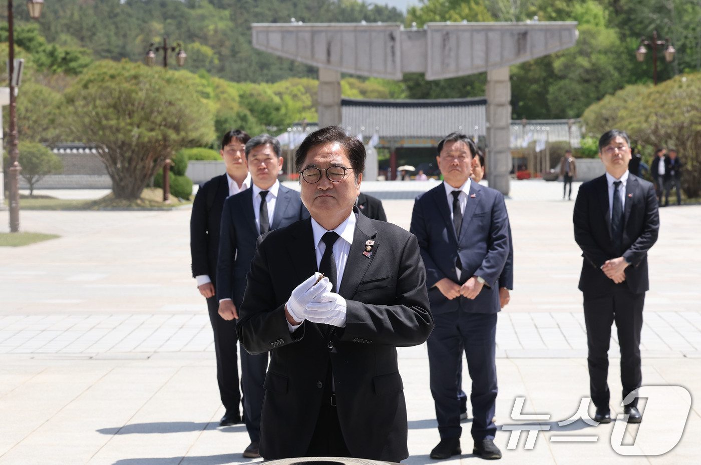 (광주=뉴스1) 박지현 기자 = 우원식 국회의장이 21일 광주 북구 운정동 국립 5·18민주묘지에서 오월영령에 분향하고 있다. 2026.4.21/뉴스1