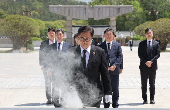 오월 영령 참배하는 우원식 국회의장