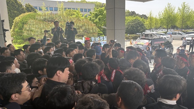 '조합원 사상'에 화물연대 "공권력 살인"…경남청 진입하다 충돌