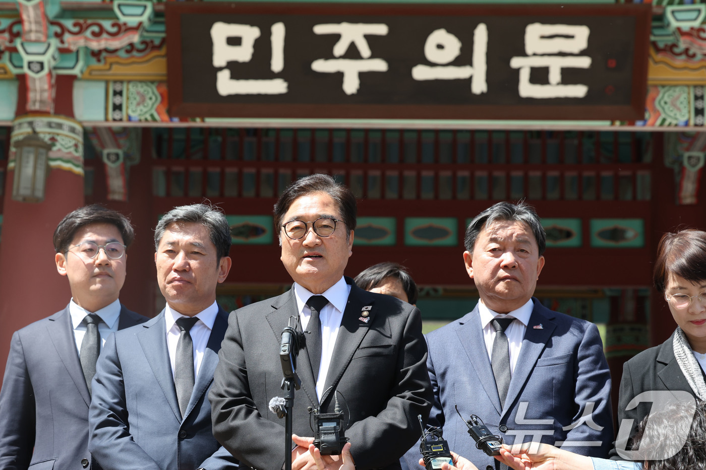 (광주=뉴스1) 박지현 기자 = 우원식 국회의장이 21일 광주 북구 운정동 국립 5·18민주묘지를 참배 후 5·18헌법정신 수록과 관련해 발언하고 있다.  2026.4.21/뉴스1 …