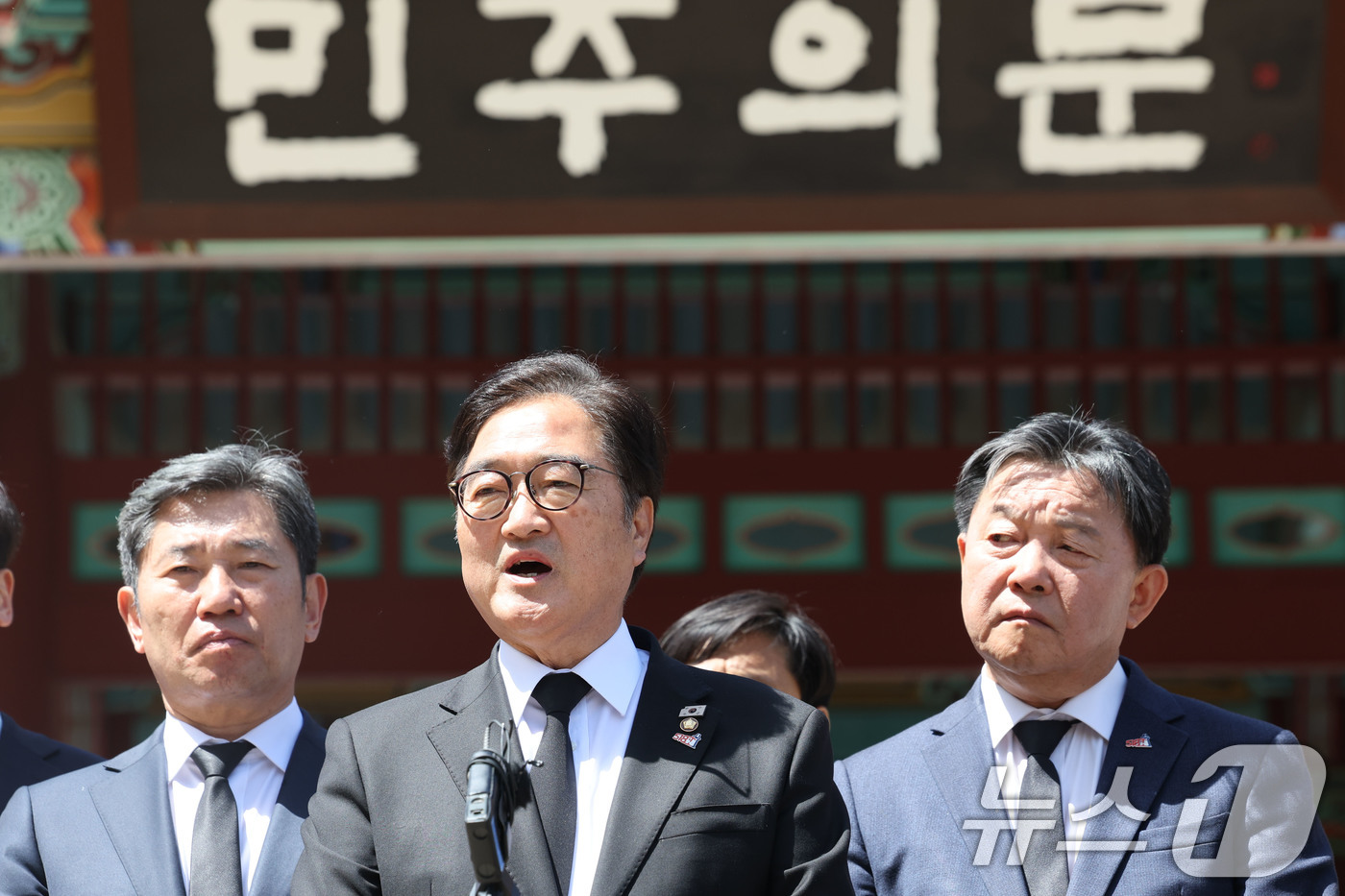 (광주=뉴스1) 박지현 기자 = 21일 광주 북구 운정동 국립 5·18민주묘지를 참배한 우원식 국회의장이 5·18헌법정신 수록과 관련해 발언하고 있다. 2026.4.21/뉴스1