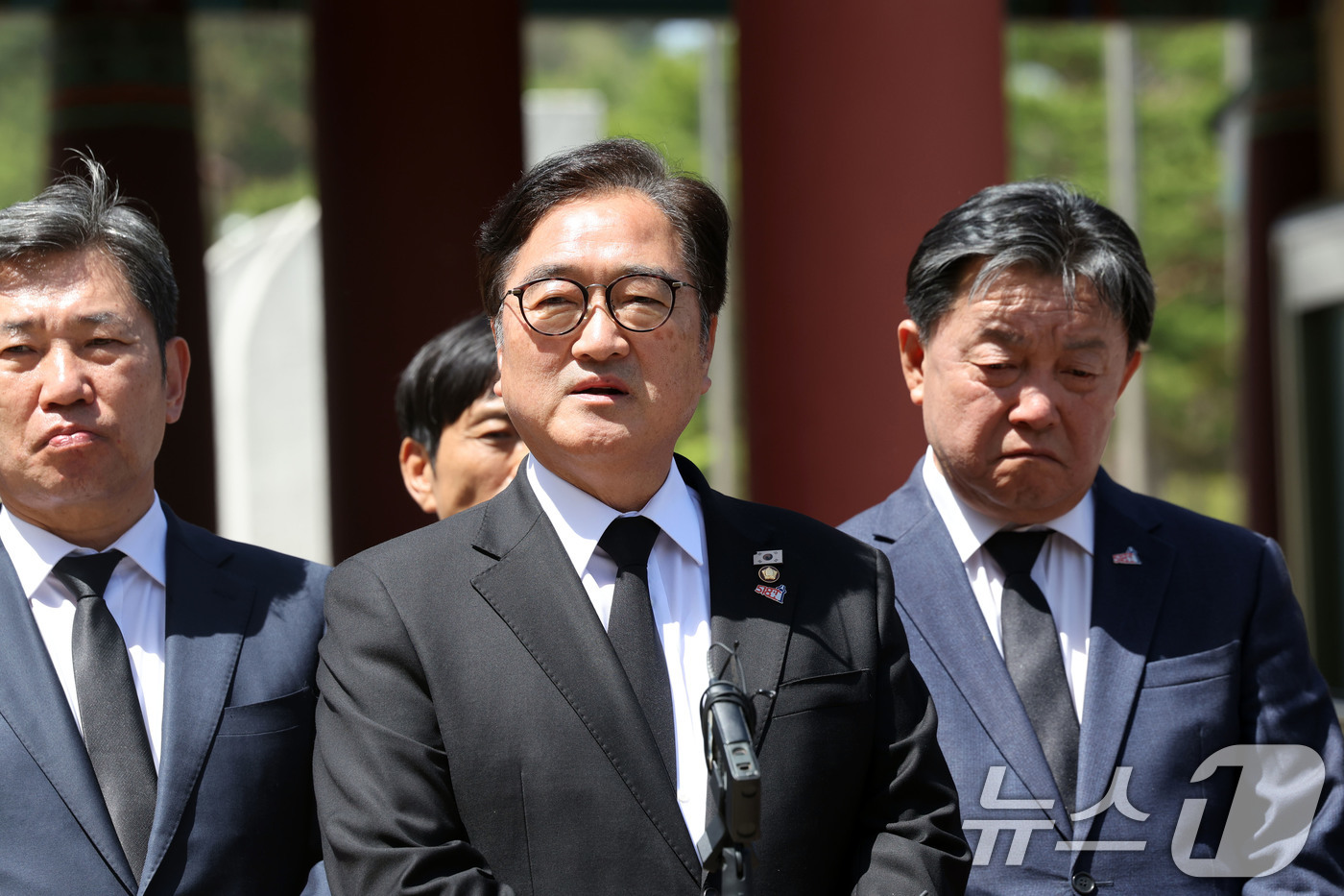 (광주=뉴스1) 박지현 기자 = 21일 광주 북구 운정동 국립 5·18민주묘지를 참배한 우원식 국회의장이 5·18헌법정신 수록과 관련해 발언하고 있다. 2026.4.21/뉴스1