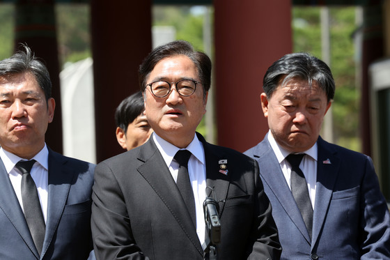 취재진 질문에 답하는 우원식