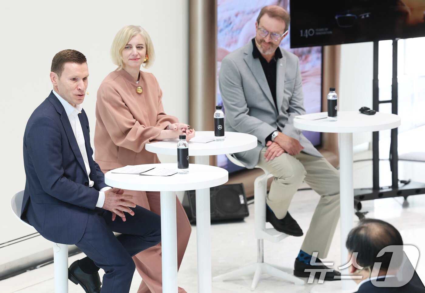 본문 이미지 - 마티아스 바이틀 메르세데스-벤츠 코리아 대표이사(왼쪽)가 21일 오후 서울 강남구 마이바흐 브랜드센터에서 열린 메르세데스-벤츠의 세계 최초 자동차 특허 출원 140주년 기념 '140 주년·140 도시' 행사에서 인사말을 하고 있다. 가운데는 크리스티나 셴크 벤츠 AG 디지털·커뮤니케이션·IR 총괄 부사장 2026.4.21 ⓒ 뉴스1 오대일 기자