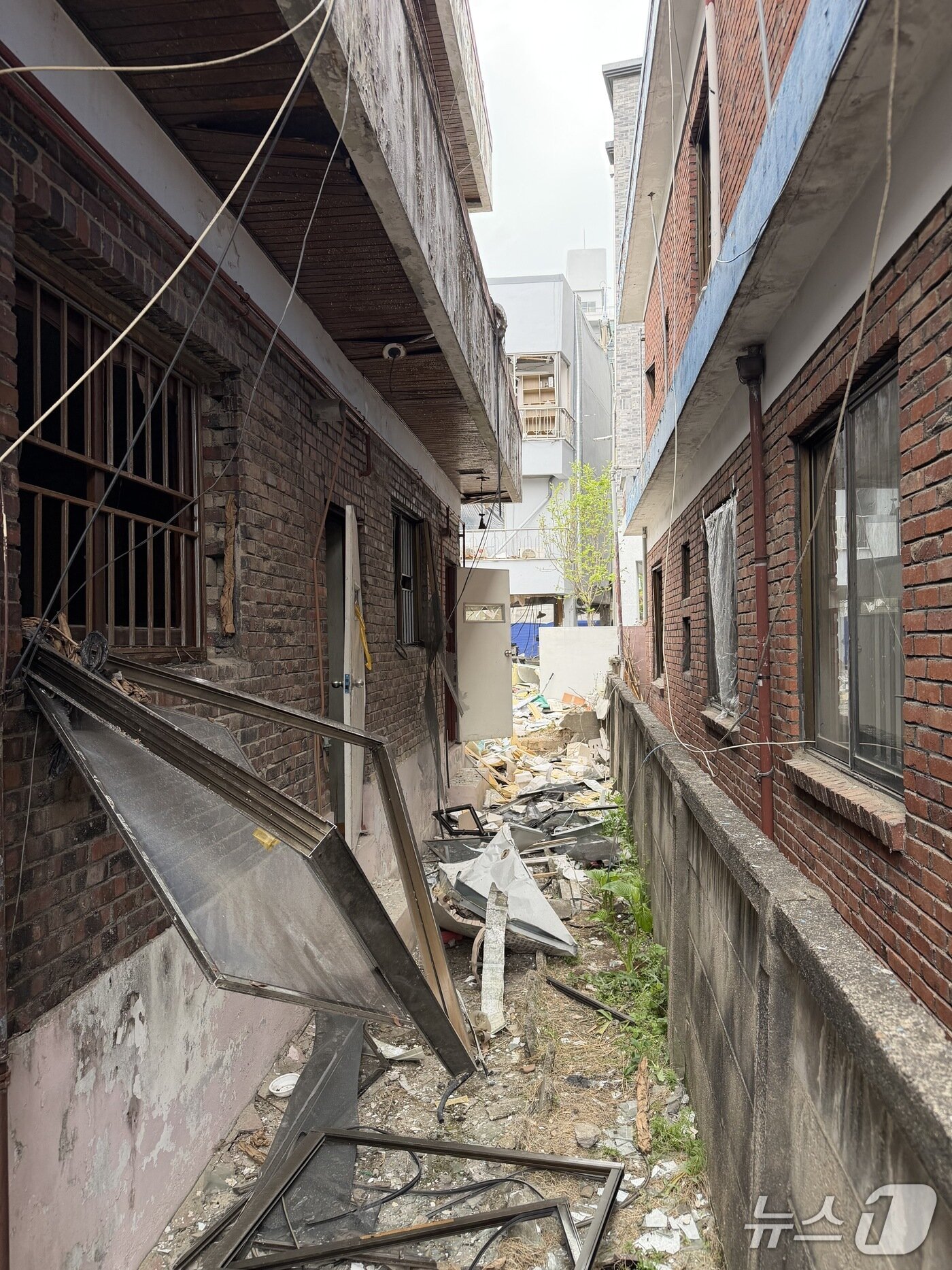 본문 이미지 - 청주 음식점 LP가스 폭발 사고로 피해를 입은 주택. 2026.4.20/뉴스1 장예린 기자