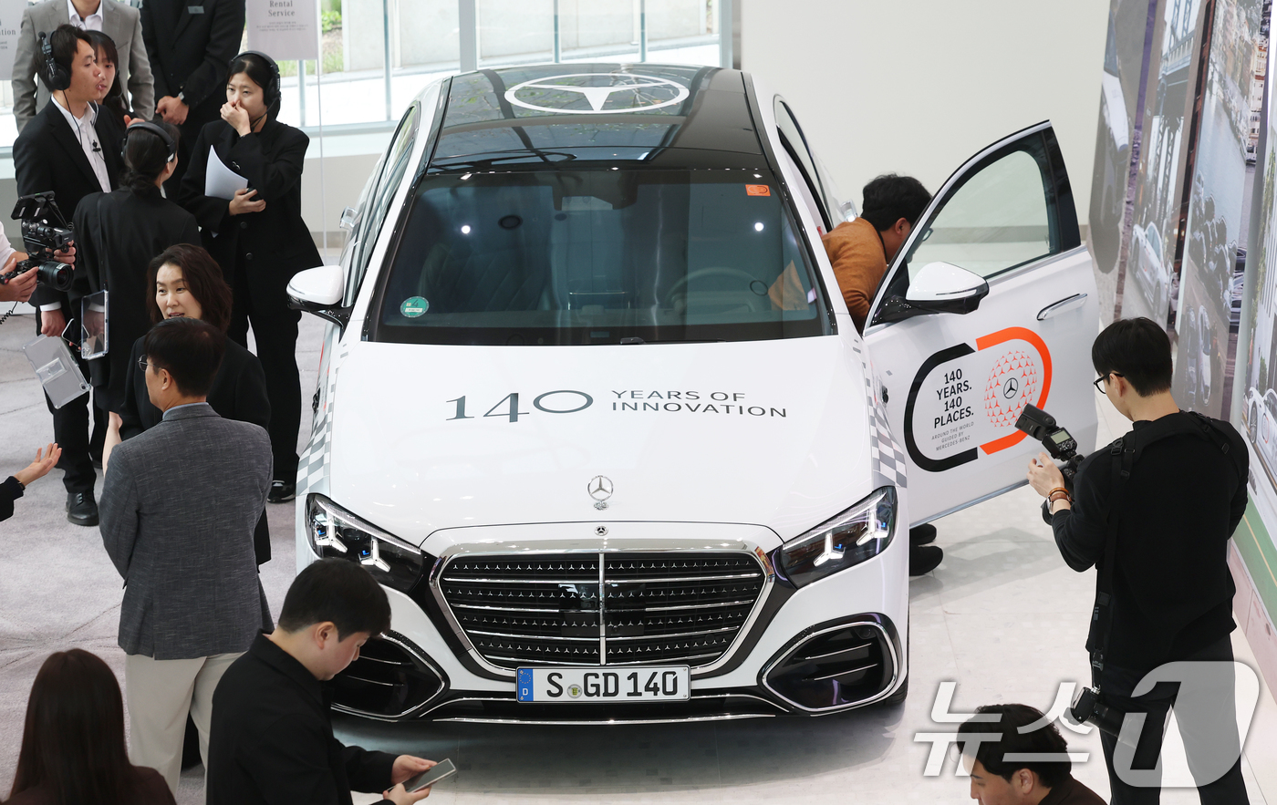 (서울=뉴스1) 오대일 기자 = 21일 오후 서울 강남구 마이바흐 브랜드센터에서 열린 메르세데스-벤츠의 세계 최초 자동차 특허 출원 140주년 기념 '140주년·140도시' 행사에 …