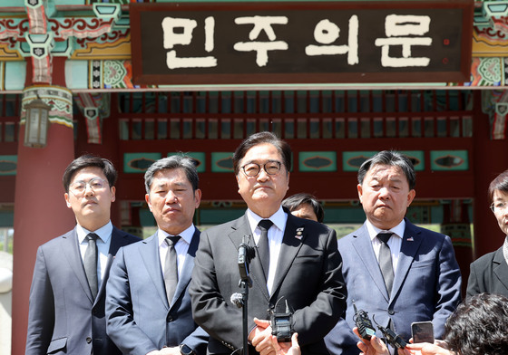 민주의문 앞 우원식 국회의장