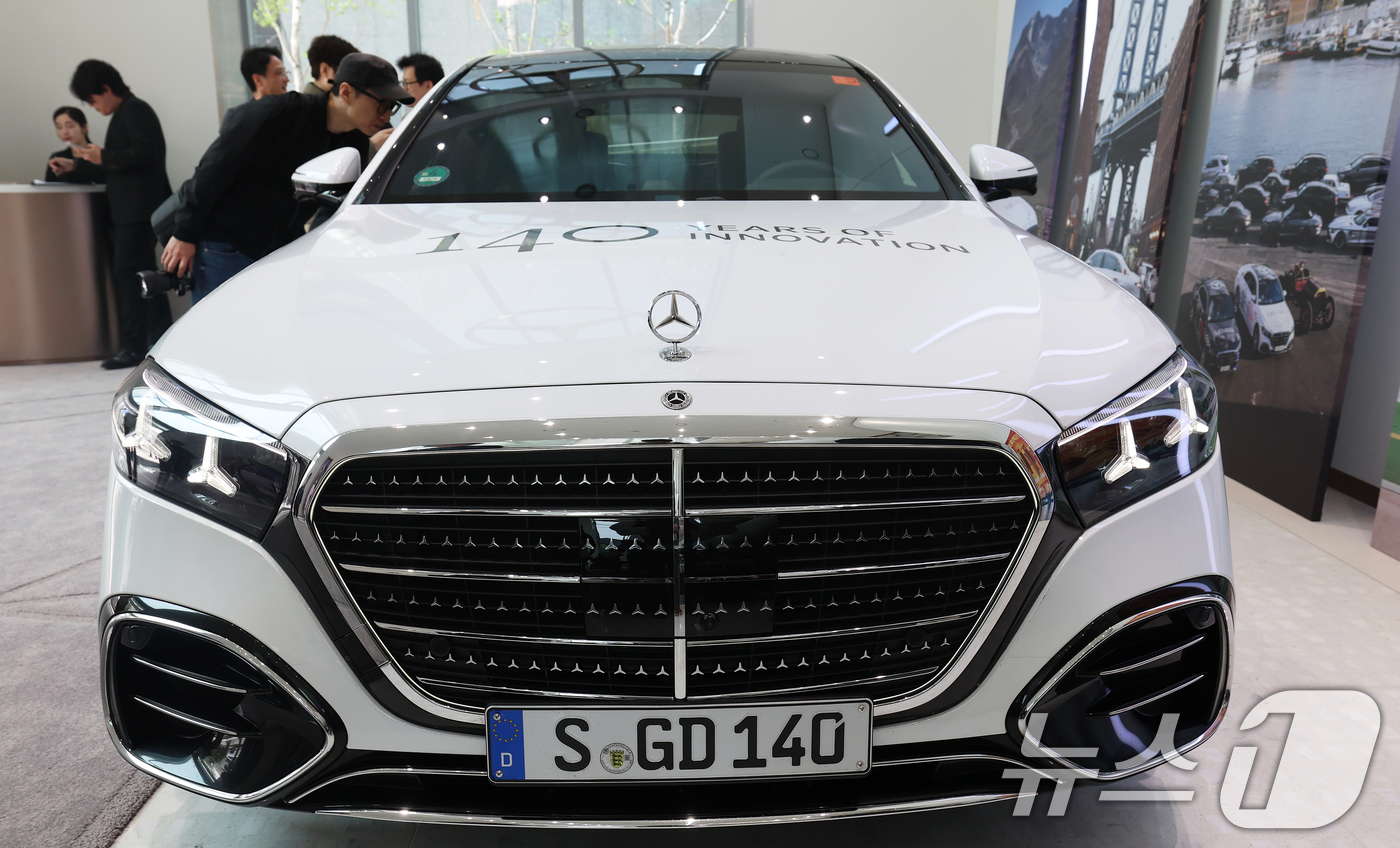 (서울=뉴스1) 오대일 기자 = 21일 오후 서울 강남구 마이바흐 브랜드센터에서 열린 메르세데스-벤츠의 세계 최초 자동차 특허 출원 140주년 기념 '140주년·140도시' 행사에 …