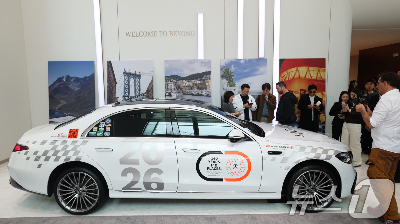 (서울=뉴스1) 오대일 기자 = 21일 오후 서울 강남구 마이바흐 브랜드센터에서 열린 메르세데스-벤츠의 세계 최초 자동차 특허 출원 140주년 기념 '140주년·140도시' 행사에 …