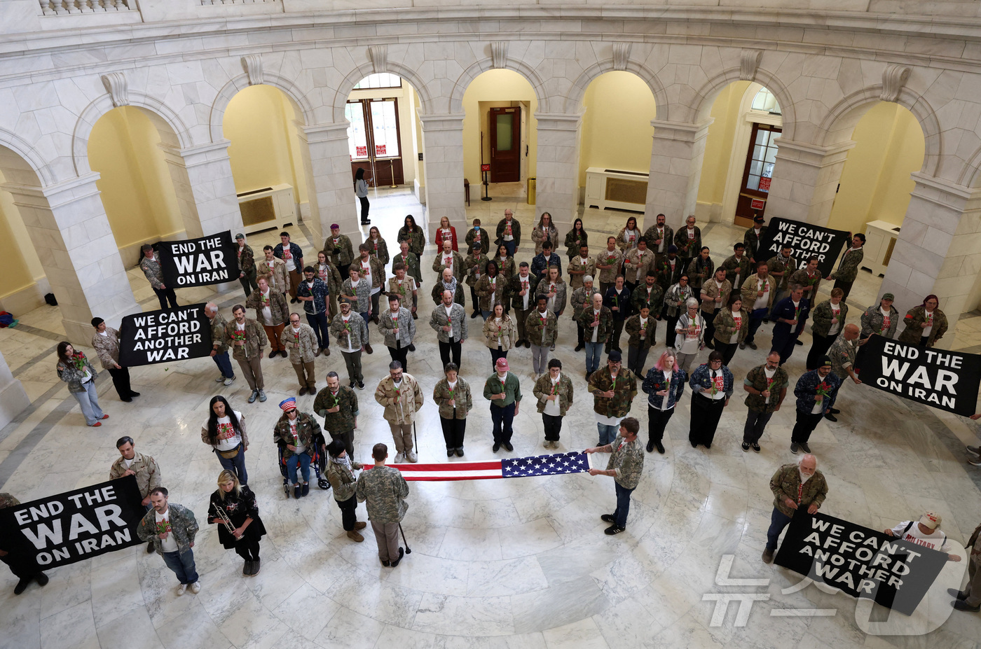 (워싱턴DC 로이터=뉴스1) 김지완 기자 = 20일(현지시간) 미국 워싱턴DC 국회의사당에서 참전용사와 군인 가족 단체들이 이란 전쟁에 반대하는 시위를 벌이고 있다. 2026.04 …