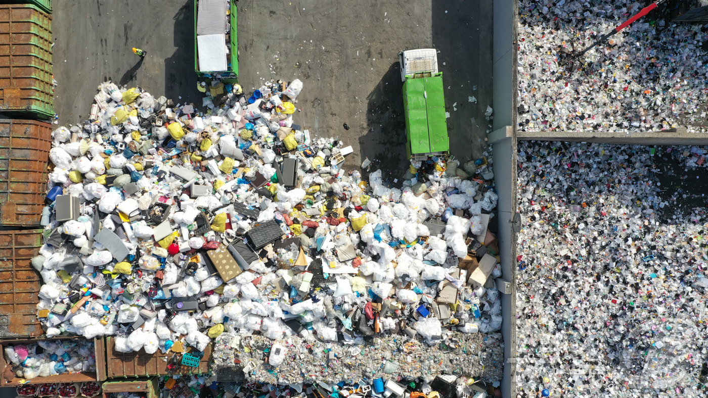 (수원=뉴스1) 김영운 기자 = '지구의 날'을 하루 앞둔 21일 경기 수원시 영통구 수원시자원순환센터에서 관계자들이 재활용 쓰레기를 처리하고 있다.