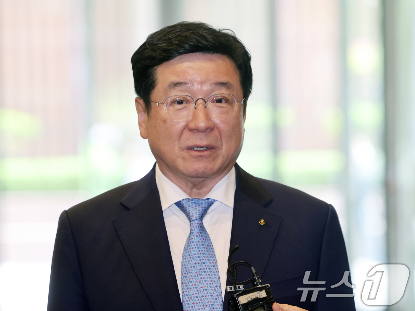 (서울=뉴스1) 황기선 기자 = 이찬희 삼성 준법감시위원회(준감위) 위원장이 21일 오후 서울 서초구 삼성생명 사옥에서 열린 준감위 정례회의에 참석하며 취재진 질문에 답하고 있다. …