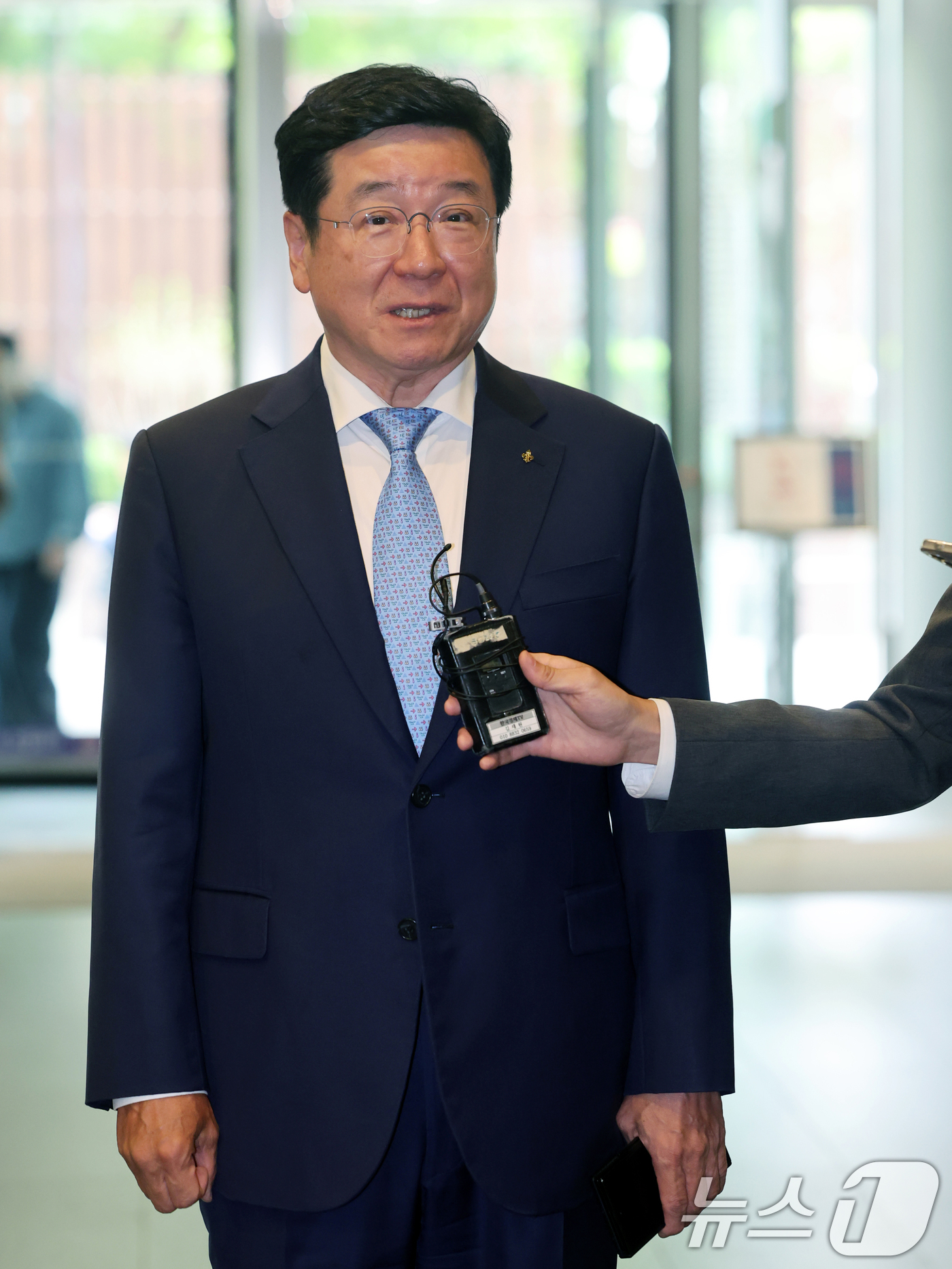 (서울=뉴스1) 황기선 기자 = 이찬희 삼성 준법감시위원회(준감위) 위원장이 21일 오후 서울 서초구 삼성생명 사옥에서 열린 준감위 정례회의에 참석하며 취재진 질문에 답하고 있다. …