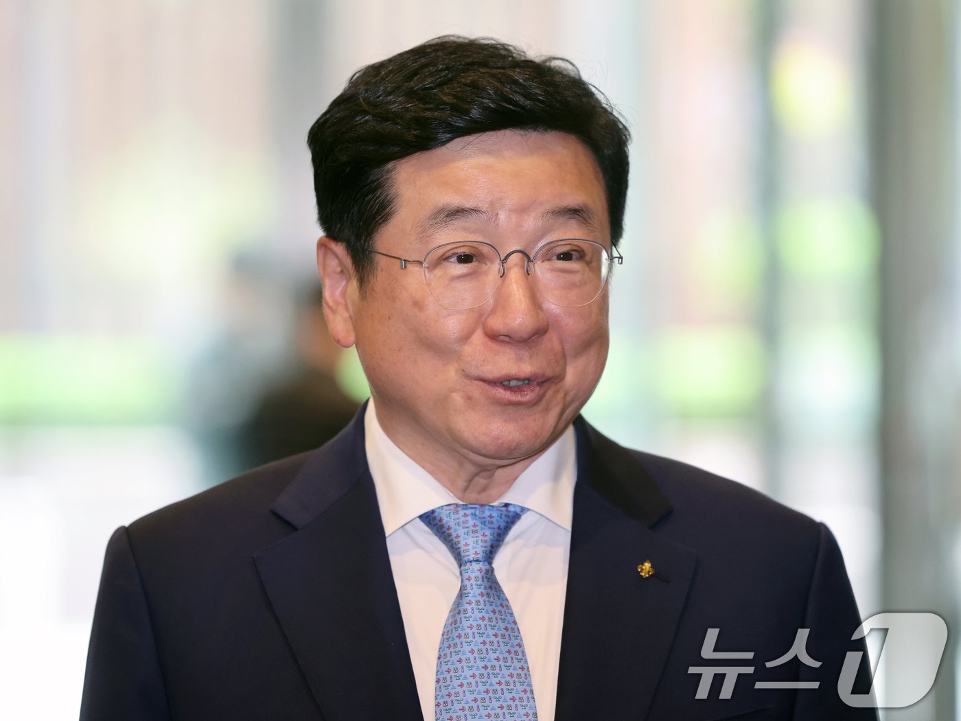 (서울=뉴스1) 황기선 기자 = 이찬희 삼성 준법감시위원회(준감위) 위원장이 21일 오후 서울 서초구 삼성생명 사옥에서 열린 준감위 정례회의에 참석하며 취재진 질문에 답하고 있다. …