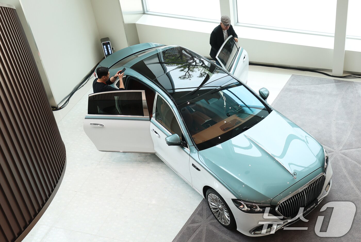 본문 이미지 - 메르세데스-벤츠 코리아가 21일 오후 서울 강남구 마이바흐 브랜드센터에서 열린 메르세데스-벤츠의 세계 최초 자동차 특허 출원 140주년 기념 '140주년·140도시' 기념세션에서 지난 3월 세계 최초 공개된 '더 뉴 메르세데스-마이바흐 S-클래스'를 선보이고 있다. 2026.4.21 ⓒ 뉴스1 오대일 기자