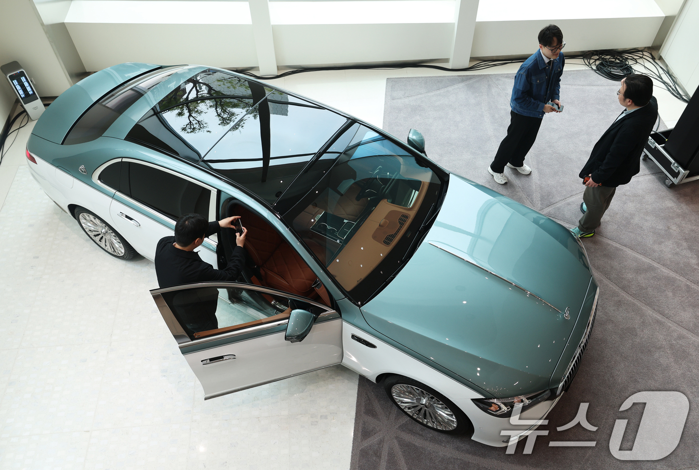 (서울=뉴스1) 오대일 기자 = 메르세데스-벤츠 코리아가 21일 오후 서울 강남구 마이바흐 브랜드센터에서 열린 메르세데스-벤츠의 세계 최초 자동차 특허 출원 140주년 기념 '14 …