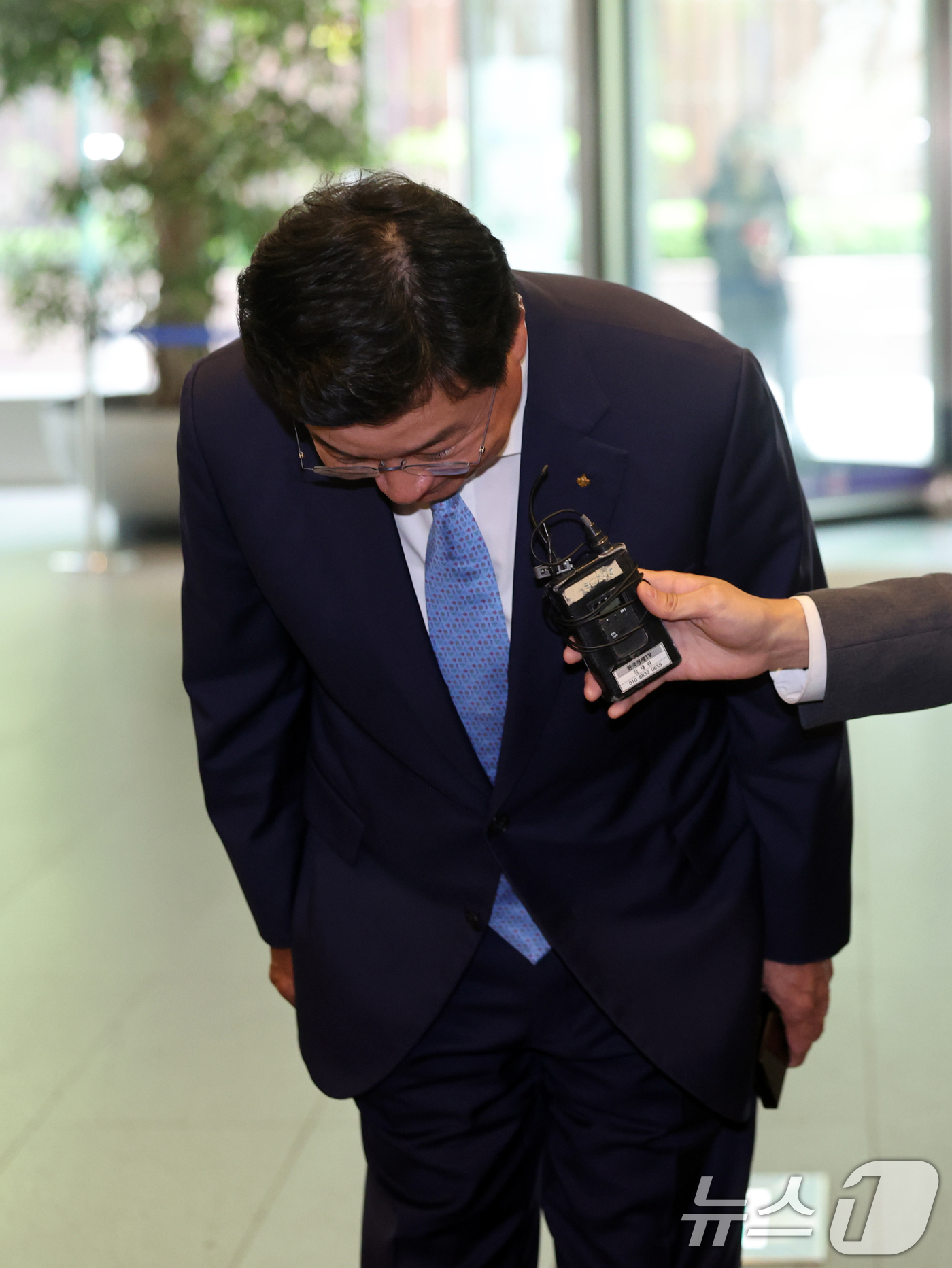 (서울=뉴스1) 황기선 기자 = 이찬희 삼성 준법감시위원회(준감위) 위원장이 21일 오후 서울 서초구 삼성생명 사옥에서 열린 준감위 정례회의에 참석하며 취재진에게 인사하고 있다. …