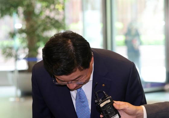 취재진에게 인사하는 이찬희 준감위원장