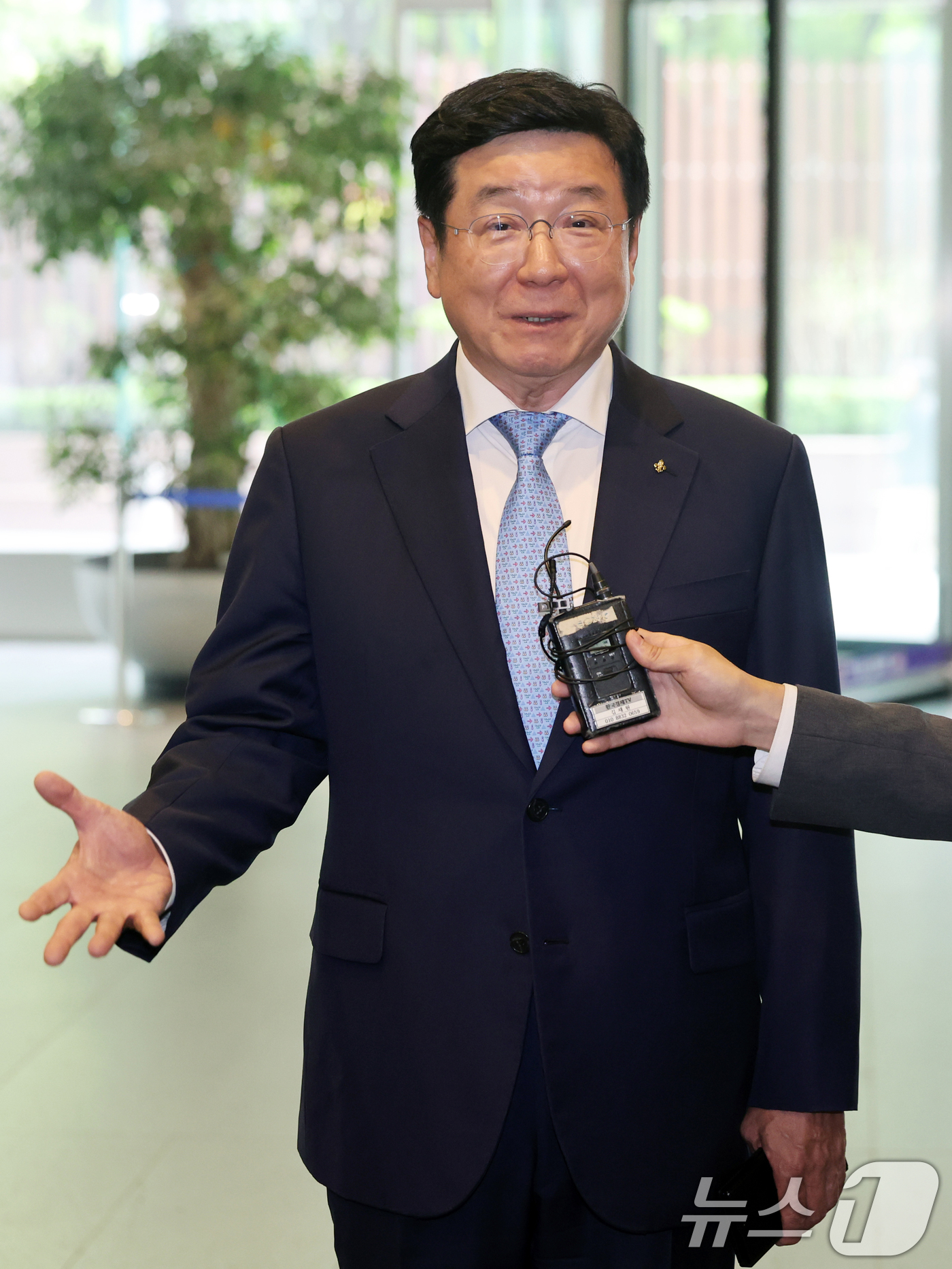 (서울=뉴스1) 황기선 기자 = 이찬희 삼성 준법감시위원회(준감위) 위원장이 21일 오후 서울 서초구 삼성생명 사옥에서 열린 준감위 정례회의에 참석하며 취재진 질문에 답하고 있다. …