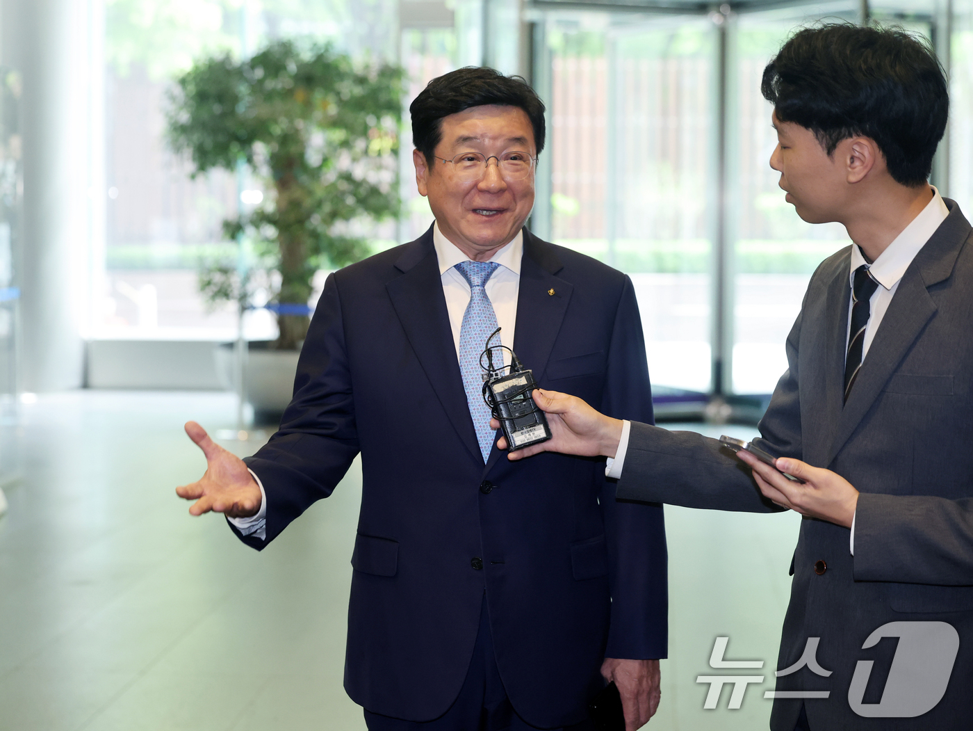 (서울=뉴스1) 황기선 기자 = 이찬희 삼성 준법감시위원회(준감위) 위원장이 21일 오후 서울 서초구 삼성생명 사옥에서 열린 준감위 정례회의에 참석하며 취재진 질문에 답하고 있다. …