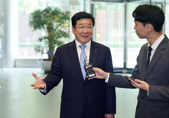 취재진 질문에 답하는 이찬희 삼성 준감위원장