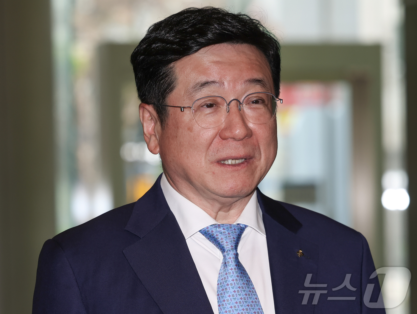 (서울=뉴스1) 이종수 인턴기자 = 이찬희 삼성준법감시위원회(준감위) 위원장이 21일 서울 서초구 삼성생명 서초사옥에서 열린 준감위 정례회의를 앞두고 취재진의 질문에 답하고 있다. …