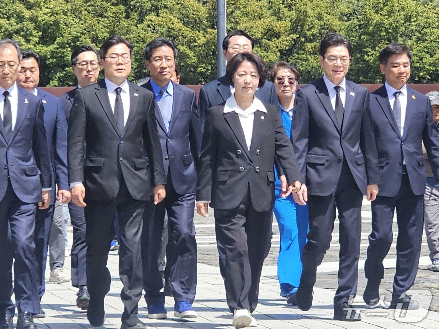 본문 이미지 - 21일 김해 봉하마을을 찾은 민주당 수도권 광역단체장 후보들이 고 노무현 전 대통령 묘역에 참배를 마친 후 함께 걷고 있다. 2026.4.21 ⓒ 뉴스1 박민석 기자