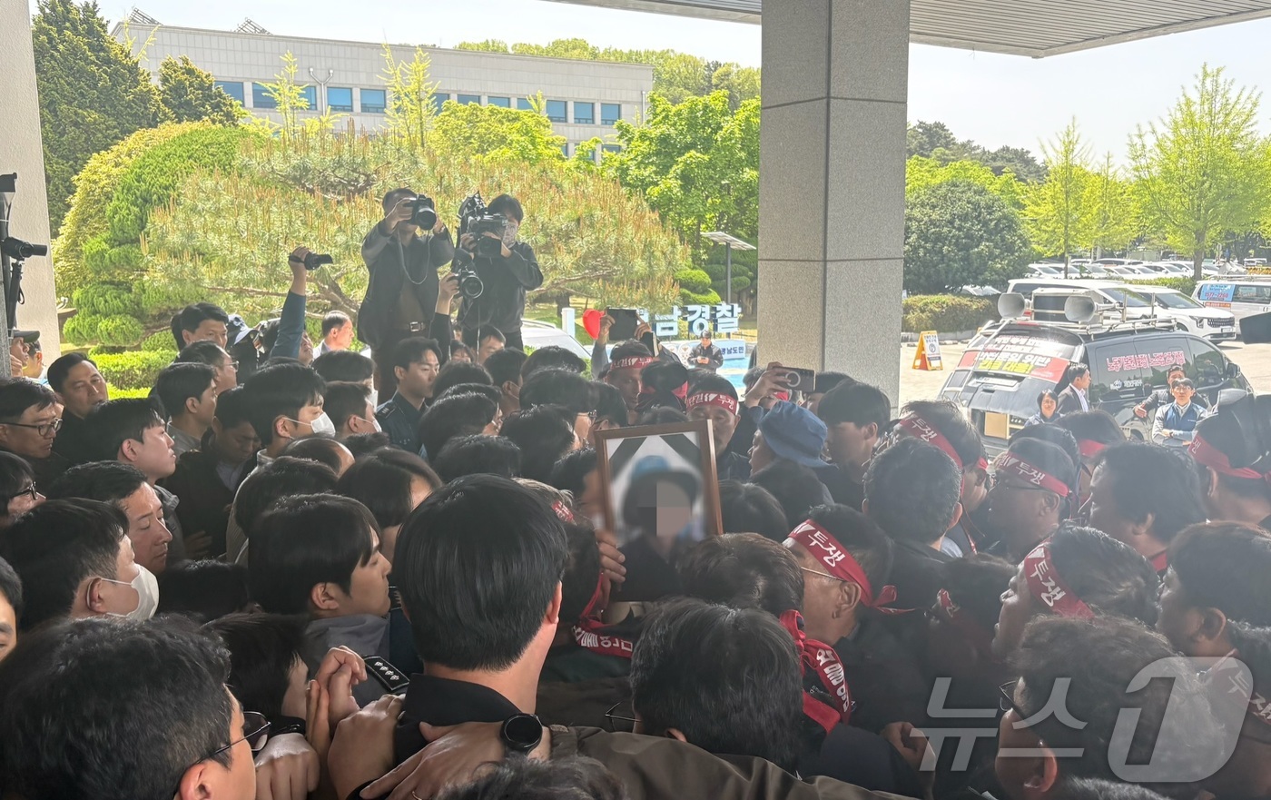 (창원=뉴스1) 강정태 기자 = 민주노총 공공운수노조 화물연대 조합원 등이 21일 오전 경남 창원시 의창구 경남경찰청 입구에서 경남청장 면담을 요구하며 청사 진입을 시도하다 이를 …
