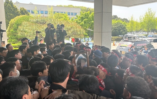 경찰과 대치하는 화물연대