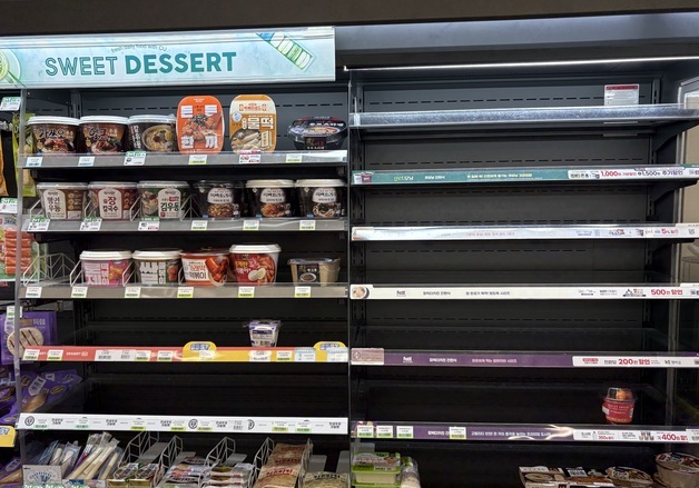 "매대에 상품이 없다"…화물연대 파업 여파에 '텅 빈' CU편의점