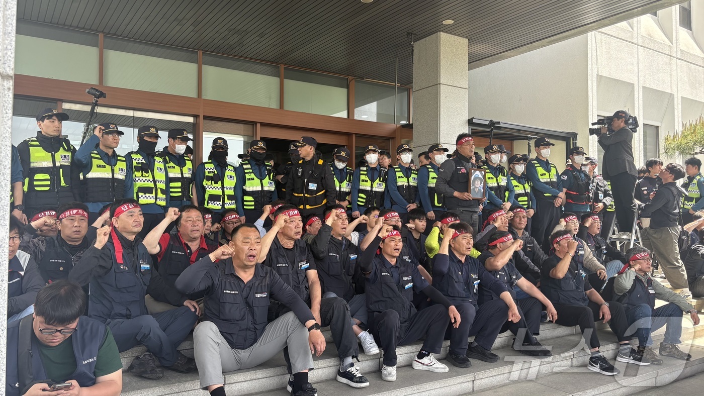 (창원=뉴스1) 강정태 기자 = 민주노총 공공운수노조 화물연대 조합원 등이 21일 오전 경남 창원시 의창구 경남경찰청 입구에서 경남청장 면담을 요구하며 경찰 규탄 구호를 외치고 있 …