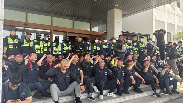 경남경찰청에서 규탄 구호 외치는 화물연대